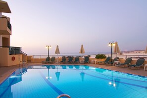 Seasonal outdoor pool, pool umbrellas, sun loungers - Radamanthy's Apartments (Rethymno)