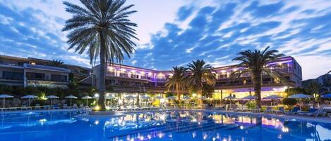 Kauden mukainen ulkouima-allas