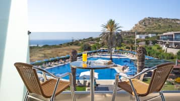 Caja de seguridad en la habitación y ropa de cama