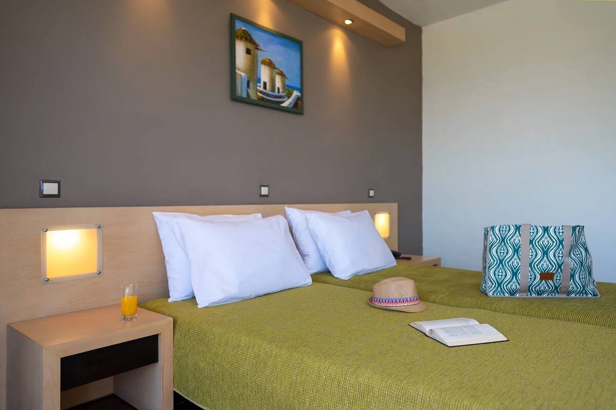 In-room safe, bed sheets