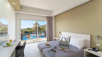 Quarto triplo superior, vista para o mar | Cofres nos quartos, roupa de cama