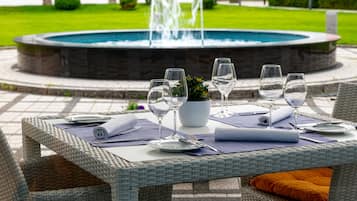 Lunch and dinner served