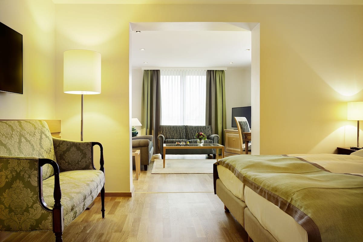 premium bedding, minibar, in-room safe, desk