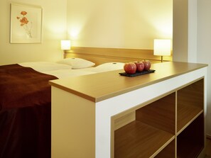 Ropa de cama de alta calidad, minibar, caja fuerte y escritorio