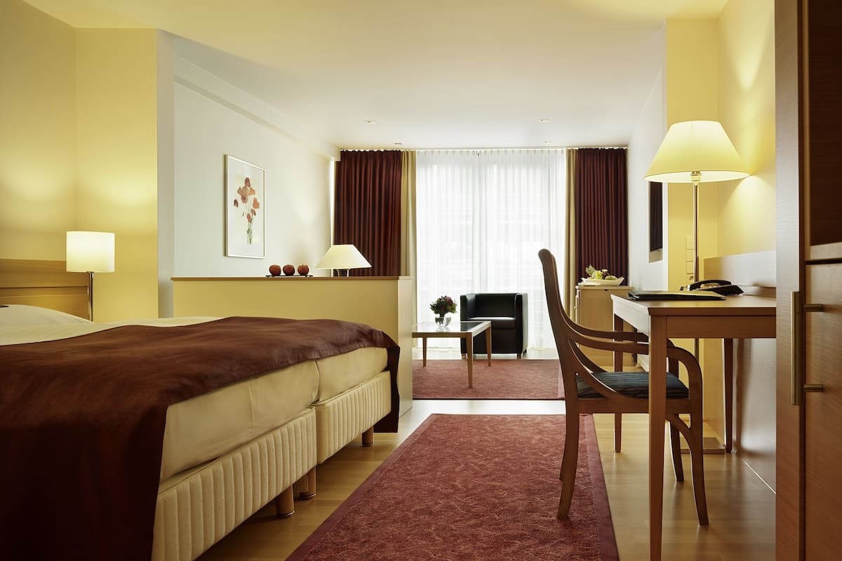 premium bedding, minibar, in-room safe, desk