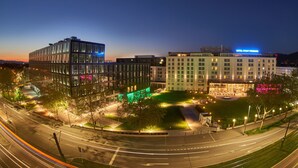 Un complexe hôtelier moderne composé de plusieurs bâtiments, dont un hôtel lumineux appelé « HOTEL STADT FREIBURG ».