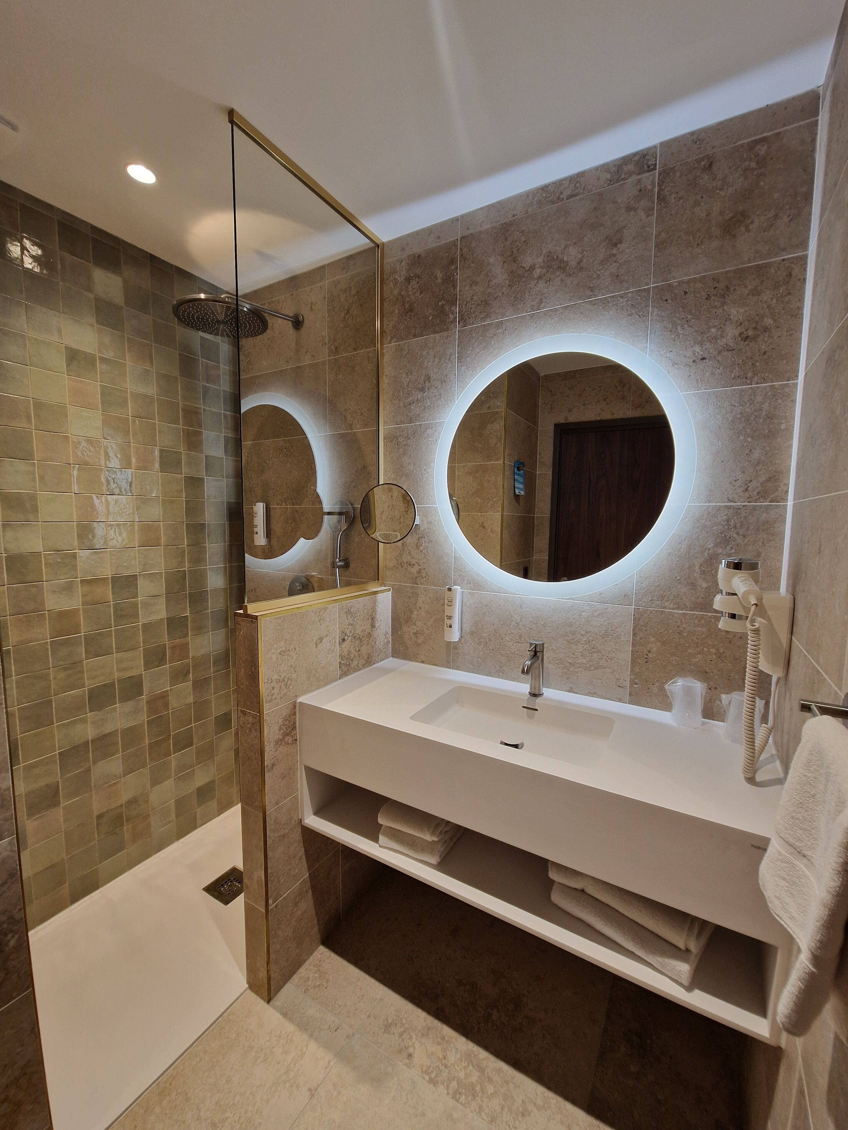 shower, rainfall showerhead, free toiletries, hair dryer