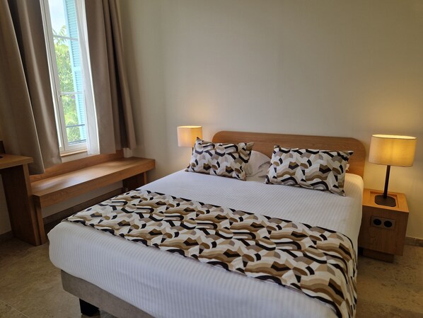 Chambre Double Bâtiment Annexe vue jardin (accès escalier) | Minibar, in-room safe, desk, blackout drapes - Le Saint Paul Hôtel (Nice)