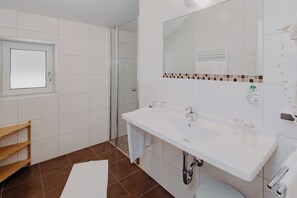 Familiekamer, 2 slaapkamers, balkon, uitzicht op bergen | Badkamer | Een douche, gratis toiletartikelen, een haardroger, handdoeken