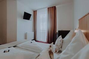 Chambre Double, terrasse, vue montagne | Coffres-forts dans les chambres, bureau, chambres insonorisées
