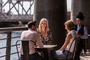 Ontbijt, serveert lunch, diner, Britse gerechten, openlucht dineren 