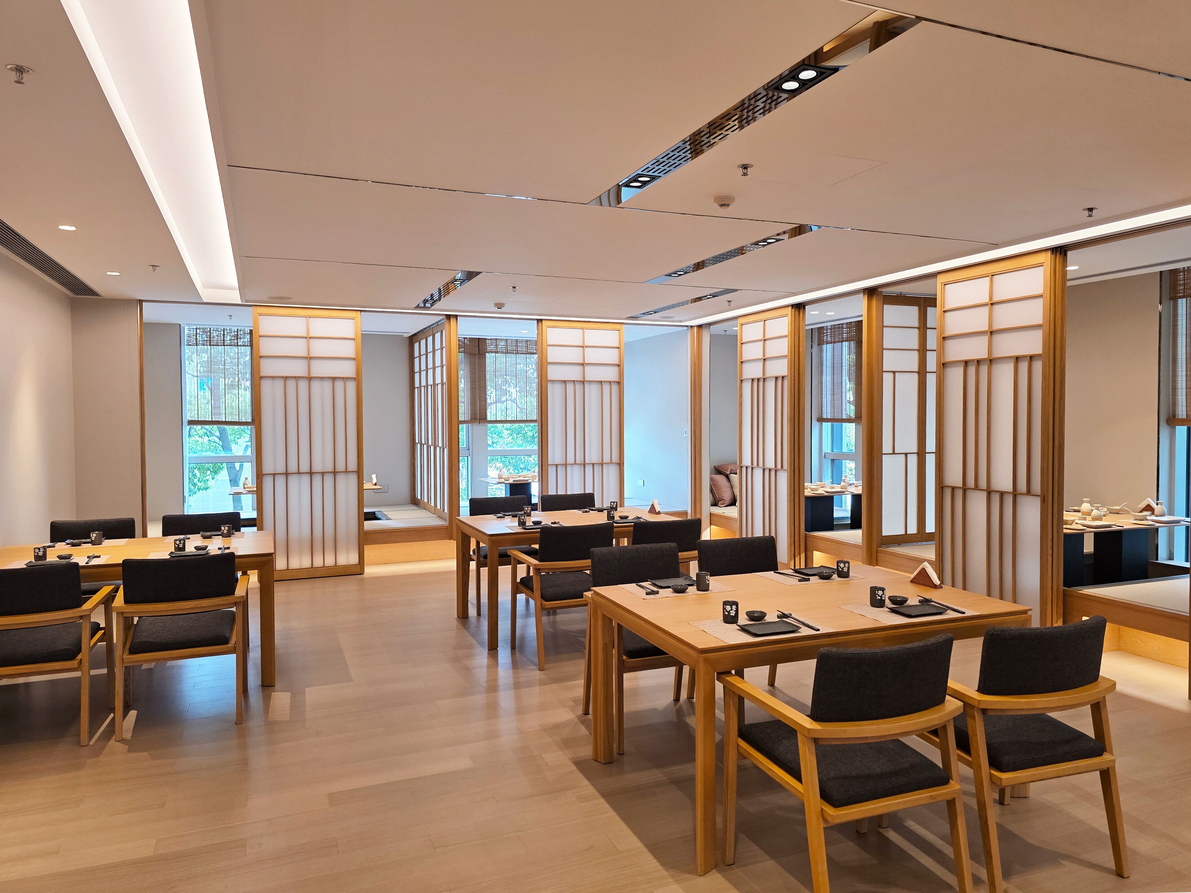 4 restaurants, breakfast, lunch, dinner served; chinese cuisine