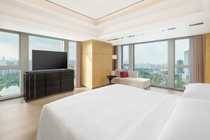 Club Suite, 1 King Bed, Park View | Frette Italian sheets, premium bedding, pillow-top beds, minibar - Shanghai Marriott Hotel Parkview (Shanghai)