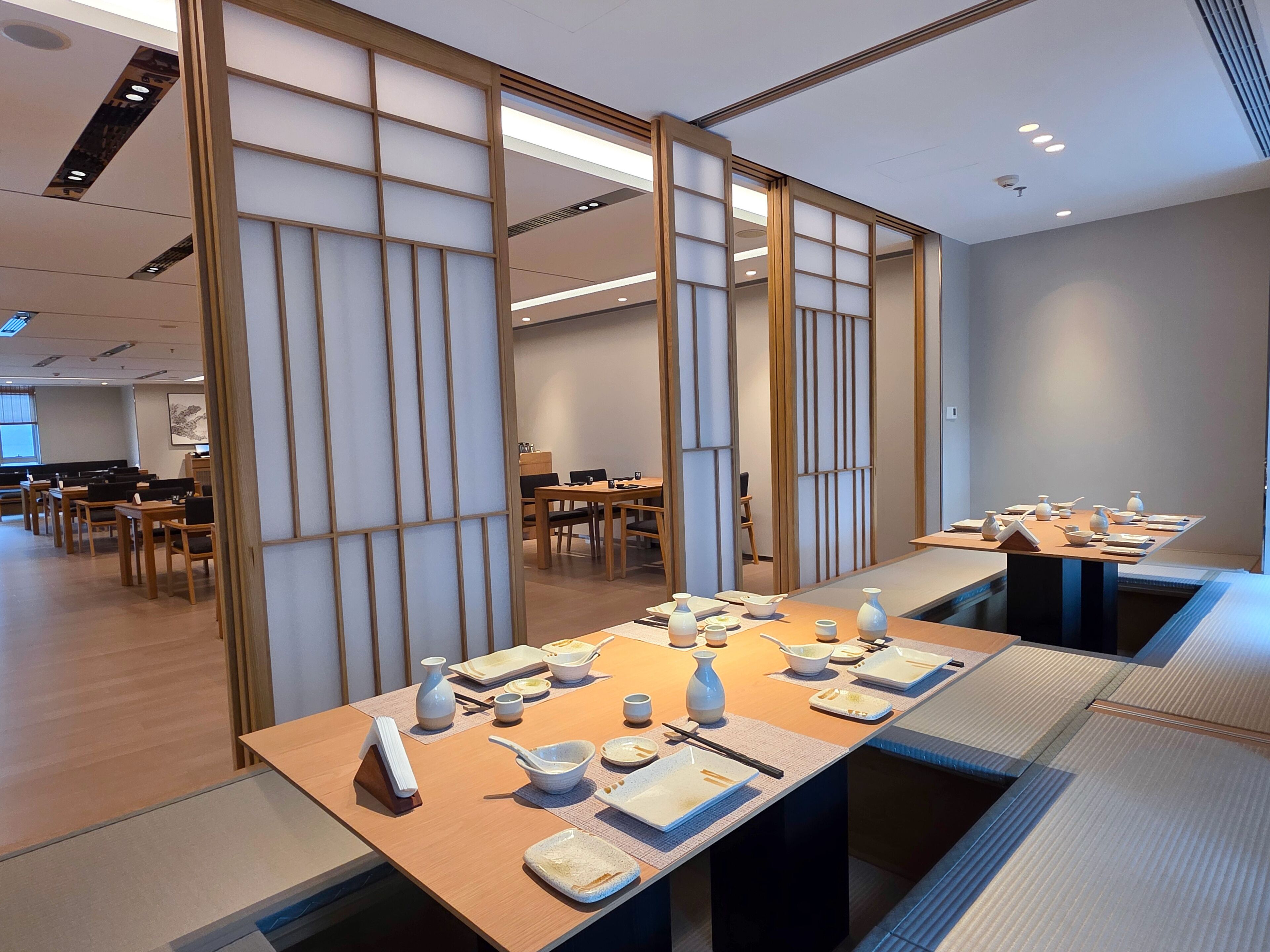 4 restaurants, breakfast, lunch, dinner served; chinese cuisine