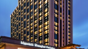 A tall, modern hotel with a prominent sign for Marriott Shanghai Parkview. - Shanghai Marriott Hotel Parkview (Shanghai)