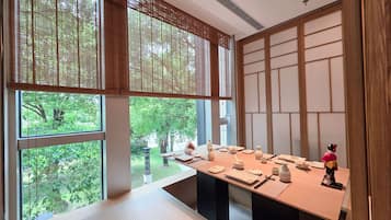 4 间餐厅,供应早餐、午餐和晚餐,中国菜