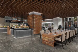 4 restaurantes, se sirven desayunos, comidas, cenas y cocina china