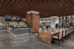 4 restoran, melayani sarapan, makan siang; sajian masakan Cina