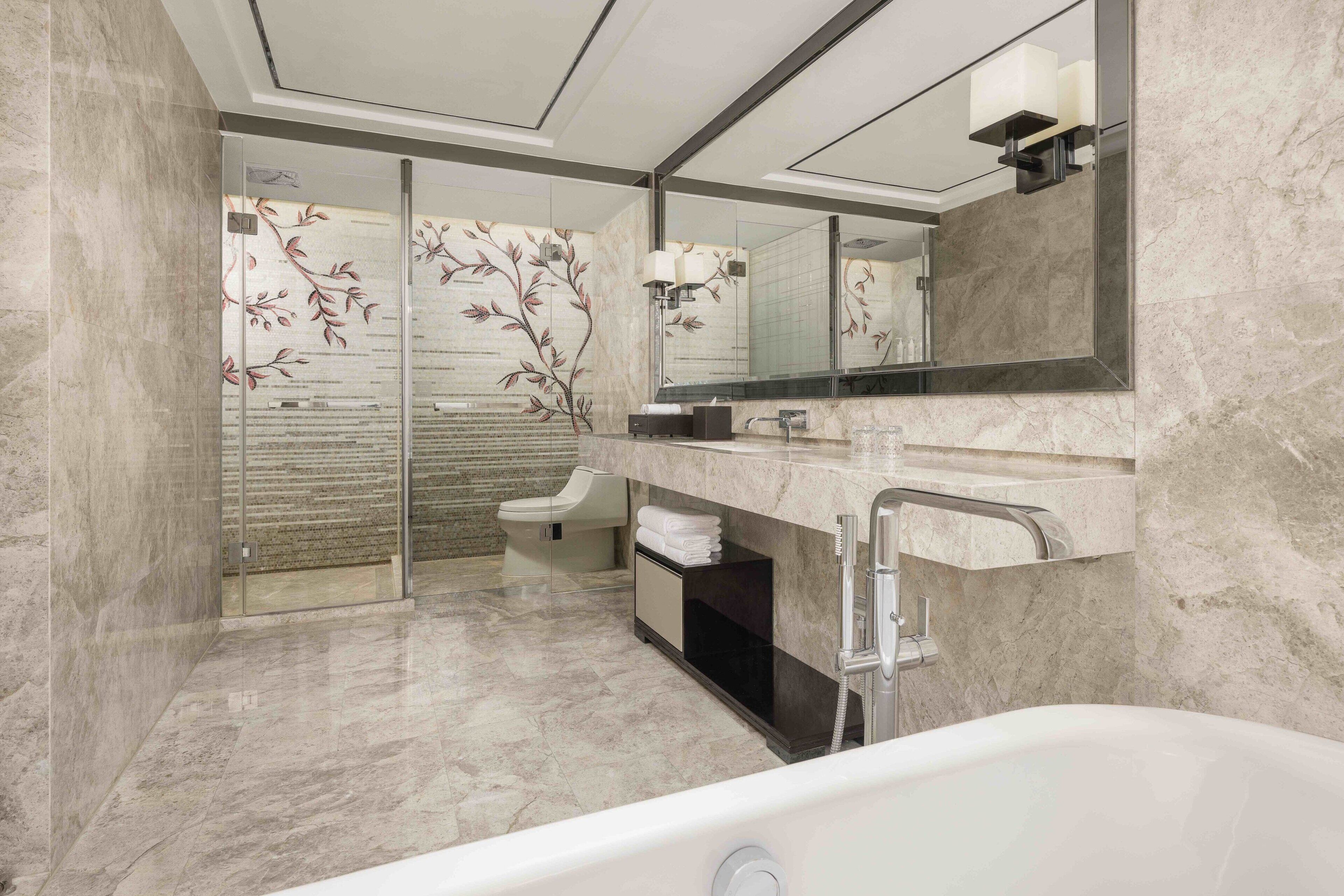 executive suite, 1 king bed, non smoking, park view | bathroom | separate bathtub and shower, free toiletries, hair dryer, bathrobes