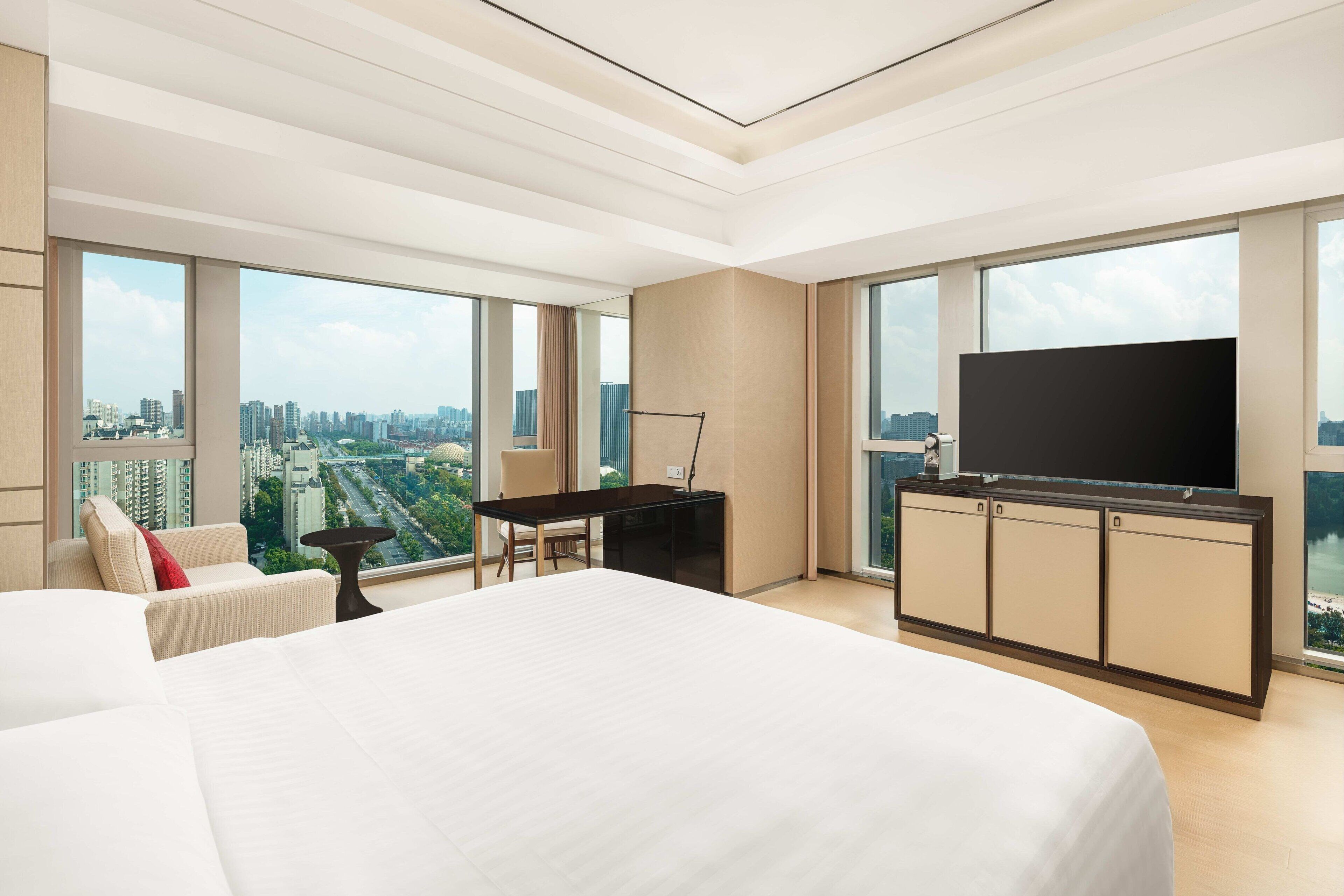 executive room, 1 king bed, corner | frette italian sheets, premium bedding, pillow-top beds, minibar