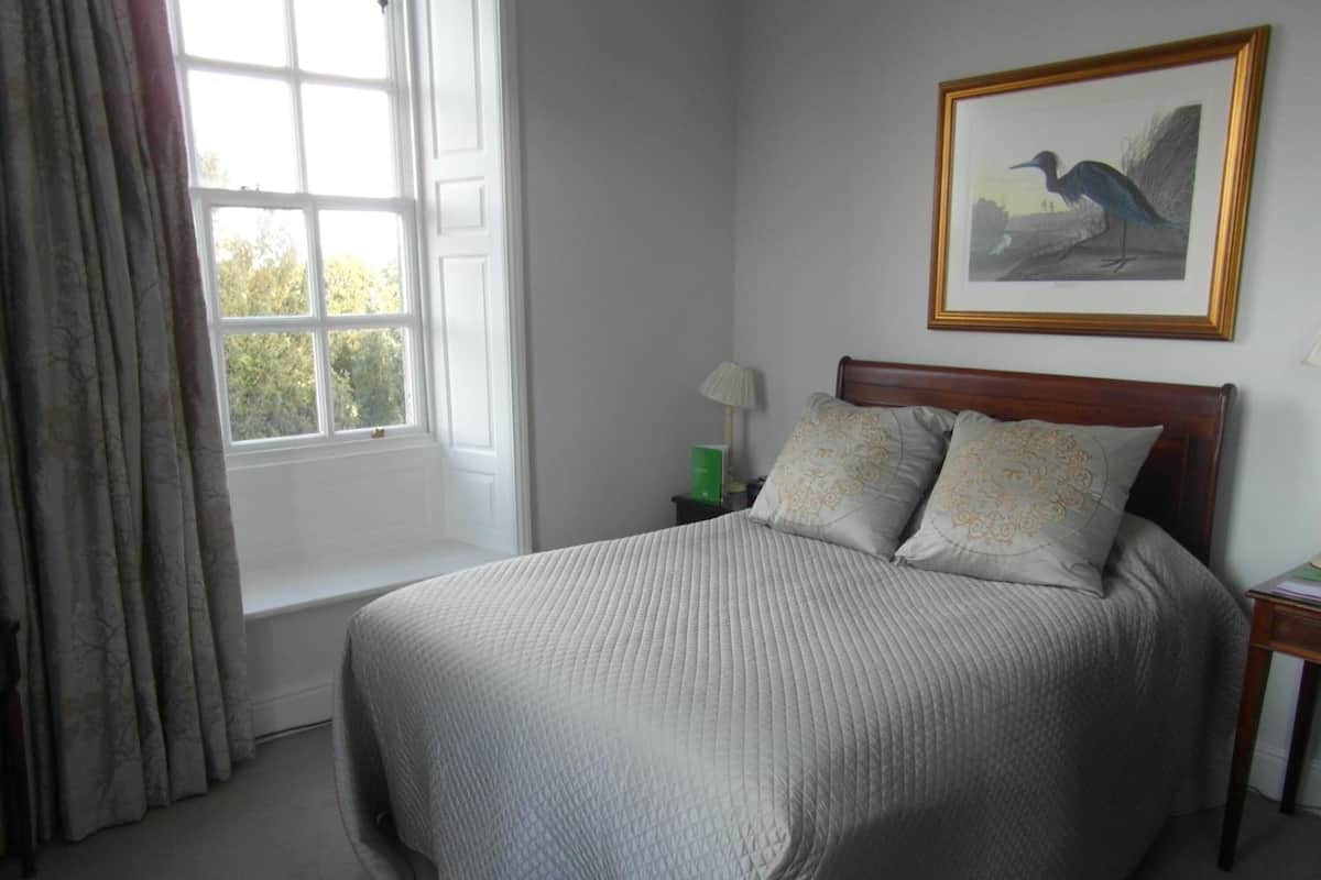 Habitación doble Deluxe | Escritorio, tabla de planchar con plancha, wifi gratis y ropa de cama