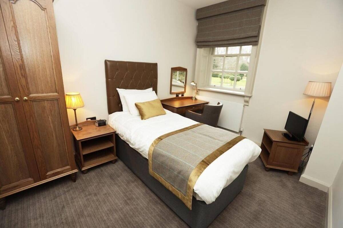 Standard Single Room | Desk, iron/ironing board, WiFi (free), bed sheets