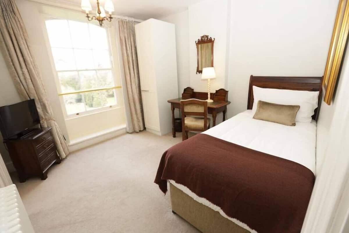 Deluxe Single Room | Desk, iron/ironing board, free WiFi, bed sheets