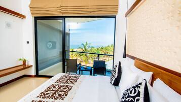 Deluxe Double Room - Sea View | In-room safe, desk, soundproofing, bed sheets