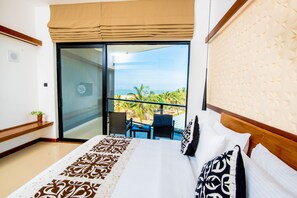 Deluxe Double Room - Sea View | In-room safe, desk, soundproofing, bed sheets