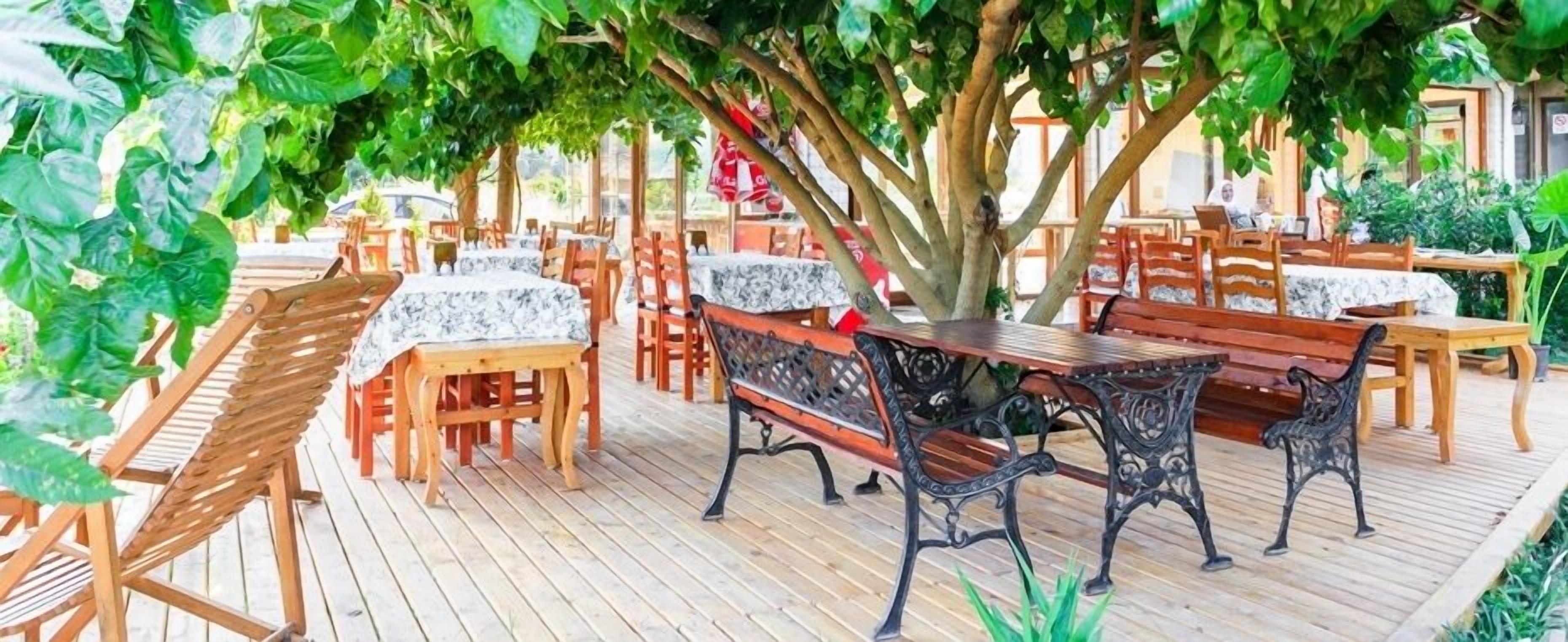 breakfast and dinner served, al fresco dining