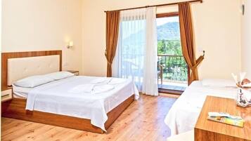 Triple Room | In-room safe, free cribs/infant beds, rollaway beds, free WiFi
