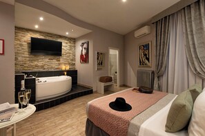 Superior Triple Room, Hot Tub | Extra beds - Five Rooms Rome (Rome)