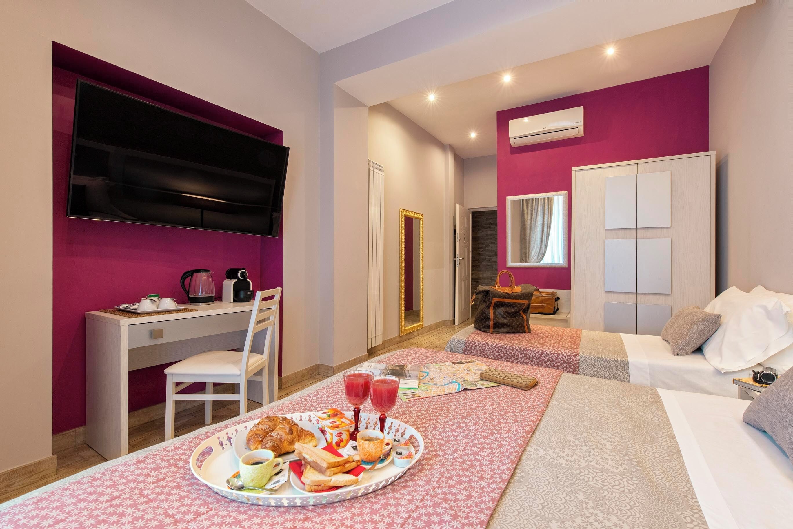 Quarto triplo | Frigobar, cofres nos quartos, escrivaninha