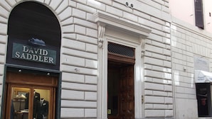 A building facade with a sign for 'David Saddler' and a wooden door. - Five Rooms Rome Guesthouse (Rome)