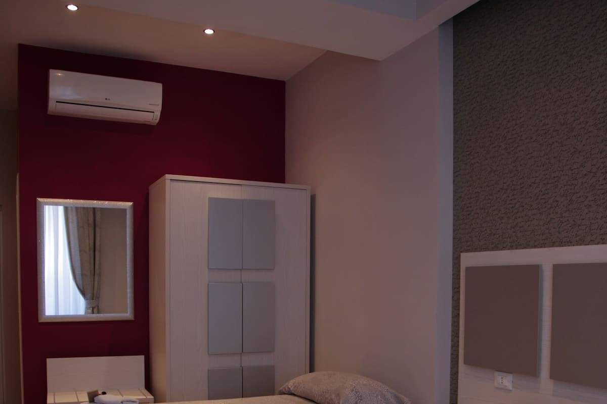 Triple Room | Bar mini, peti besi dalam bilik, meja, ruang kerja komputer riba