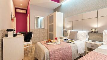 Business kamer, 1 twee- of 2 eenpersoonsbedden, 1 tweepersoonsbed | Een minibar, een kluis op de kamer, een bureau, een laptopwerkplek