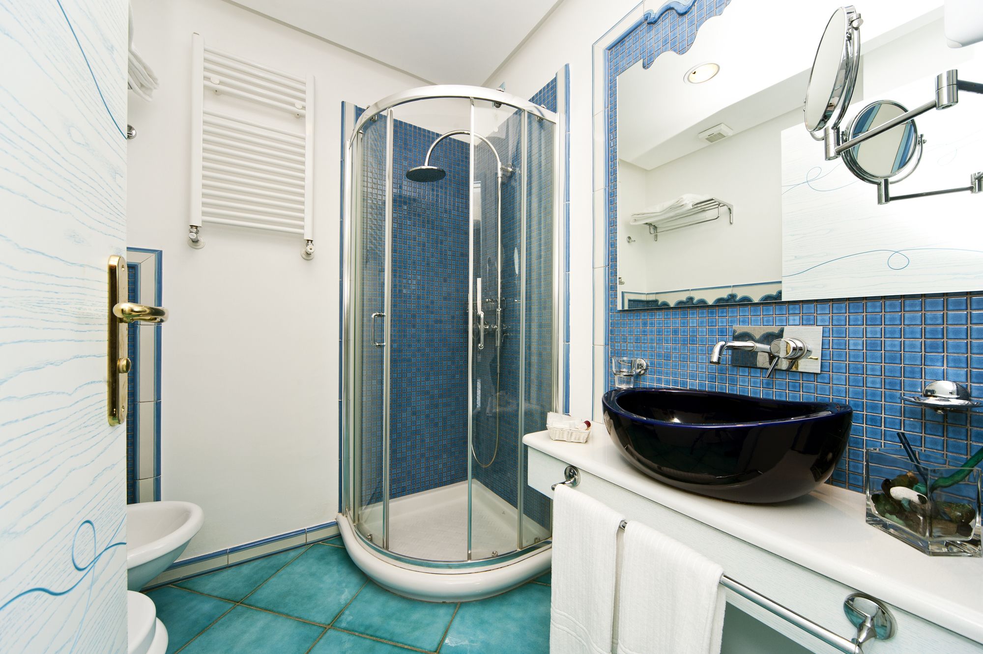 shower, free toiletries, hair dryer, bidet