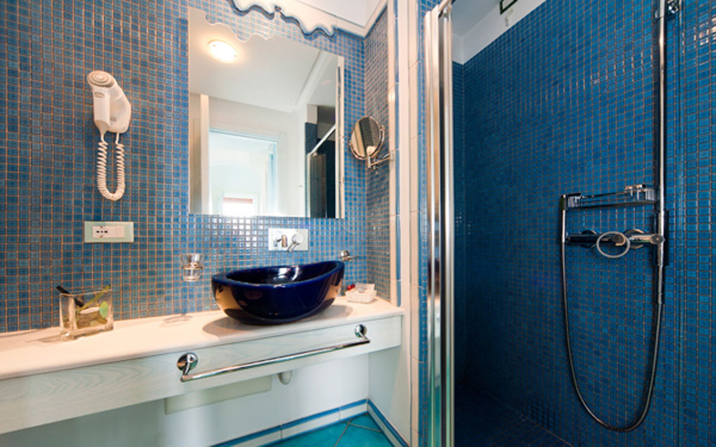 shower, free toiletries, hair dryer, bidet