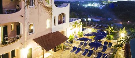 Façade de lâhĂ©bergement â soirĂ©e/nuit