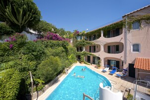 Una piscina cubierta, una piscina al aire libre