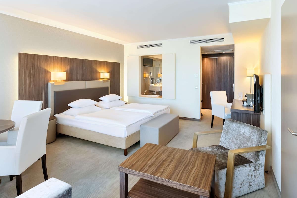 junior suite, 1 bedroom, non smoking | 1 bedroom, hypo-allergenic bedding, in-room safe, desk