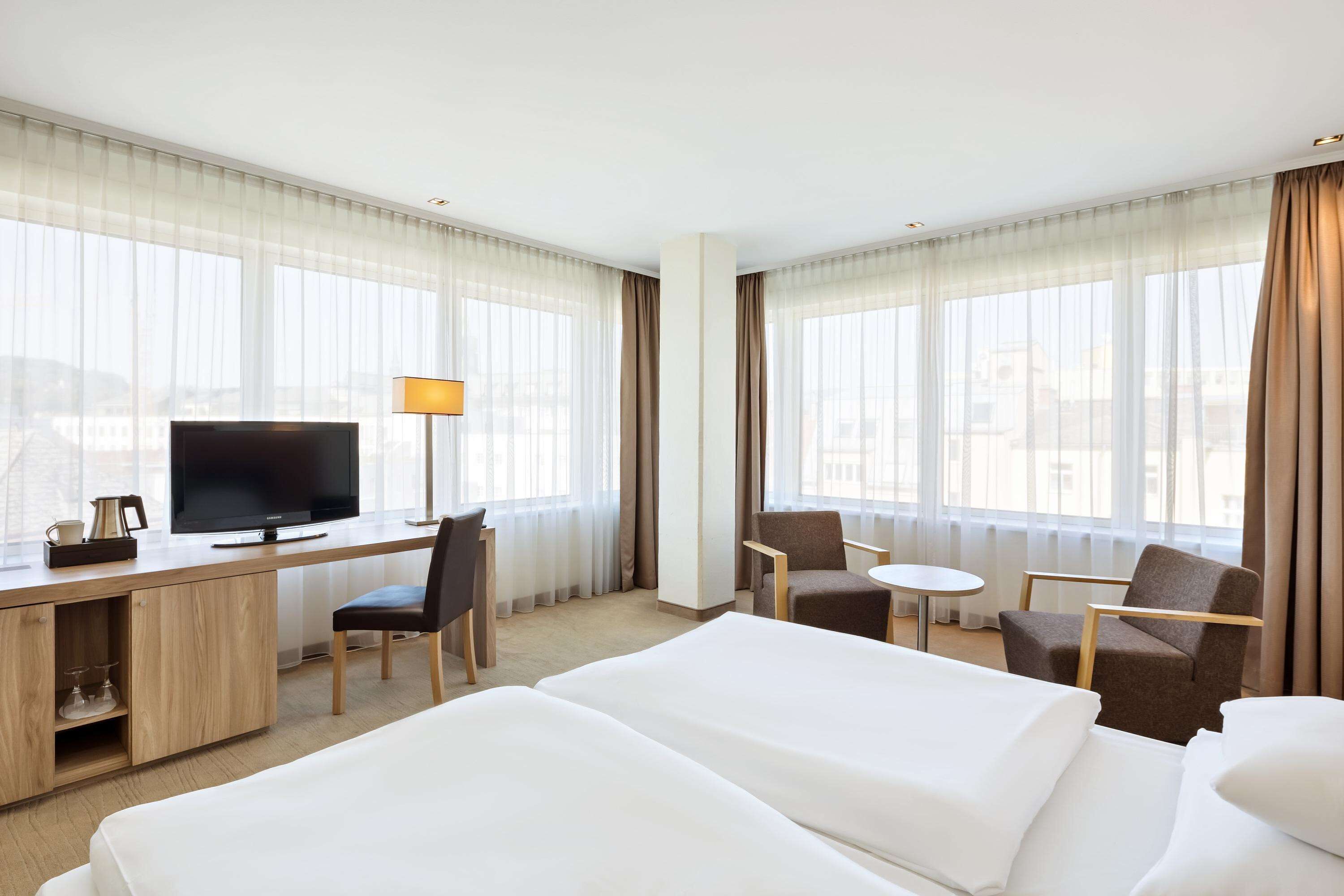 Hypo-allergenic bedding, in-room safe, desk, blackout curtains