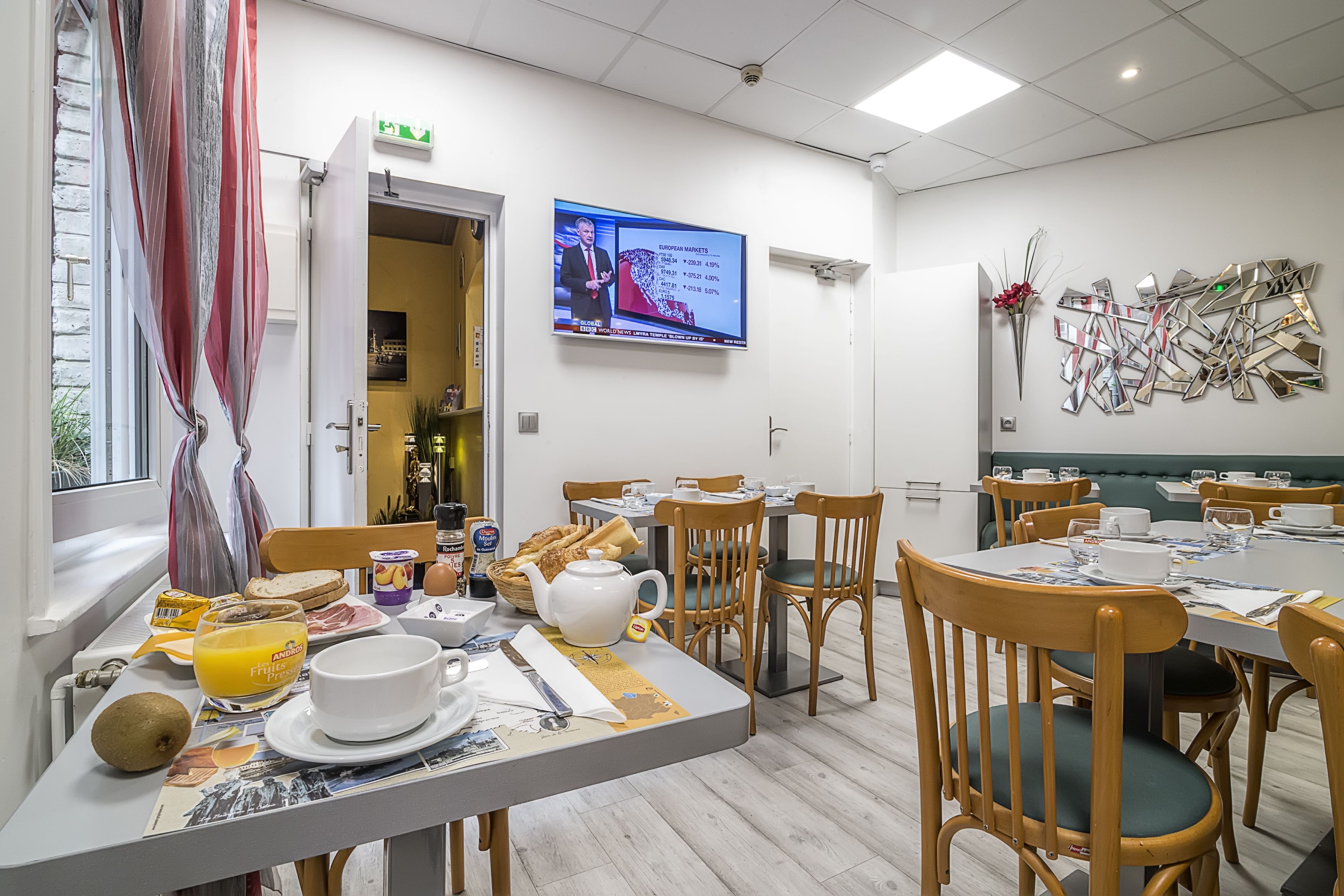 Sarapan prasmanan setiap hari (EUR 11.50 per orang)