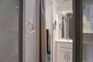 Twin Room | Bathroom sink