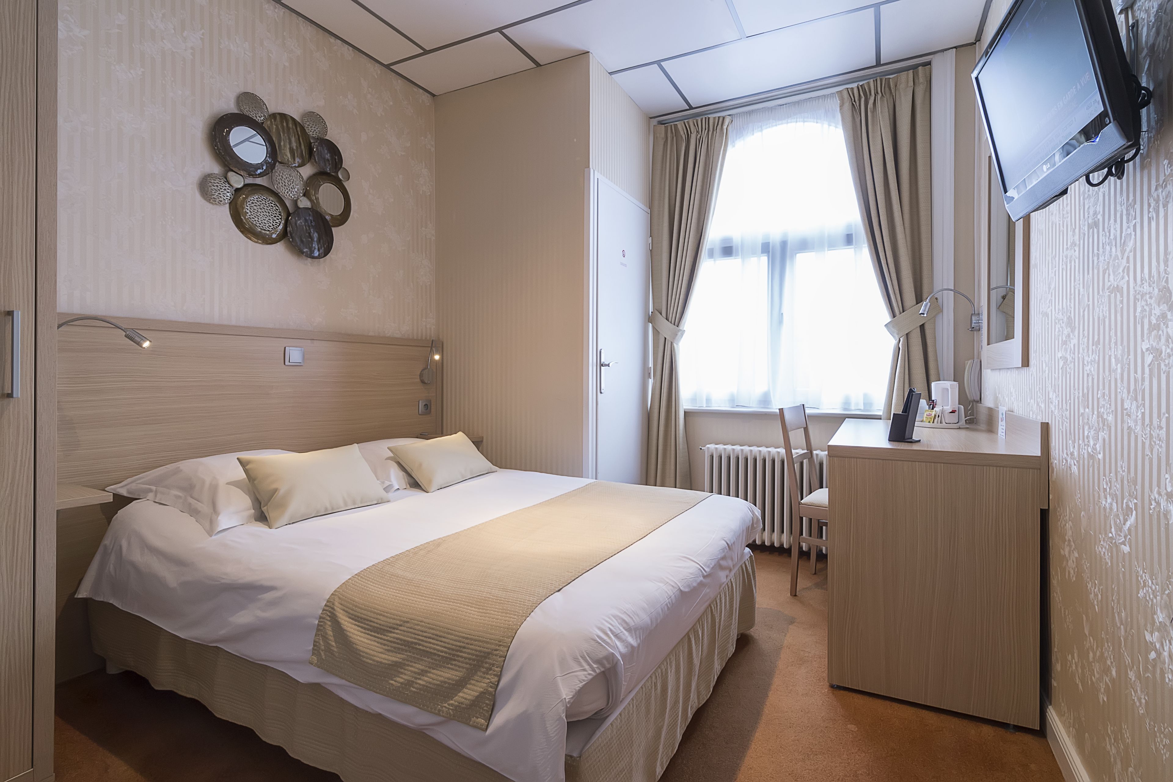 Minibar, caja de seguridad en la habitación y escritorio 