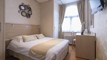 Twin Room | Minibar, in-room safe, desk, soundproofing