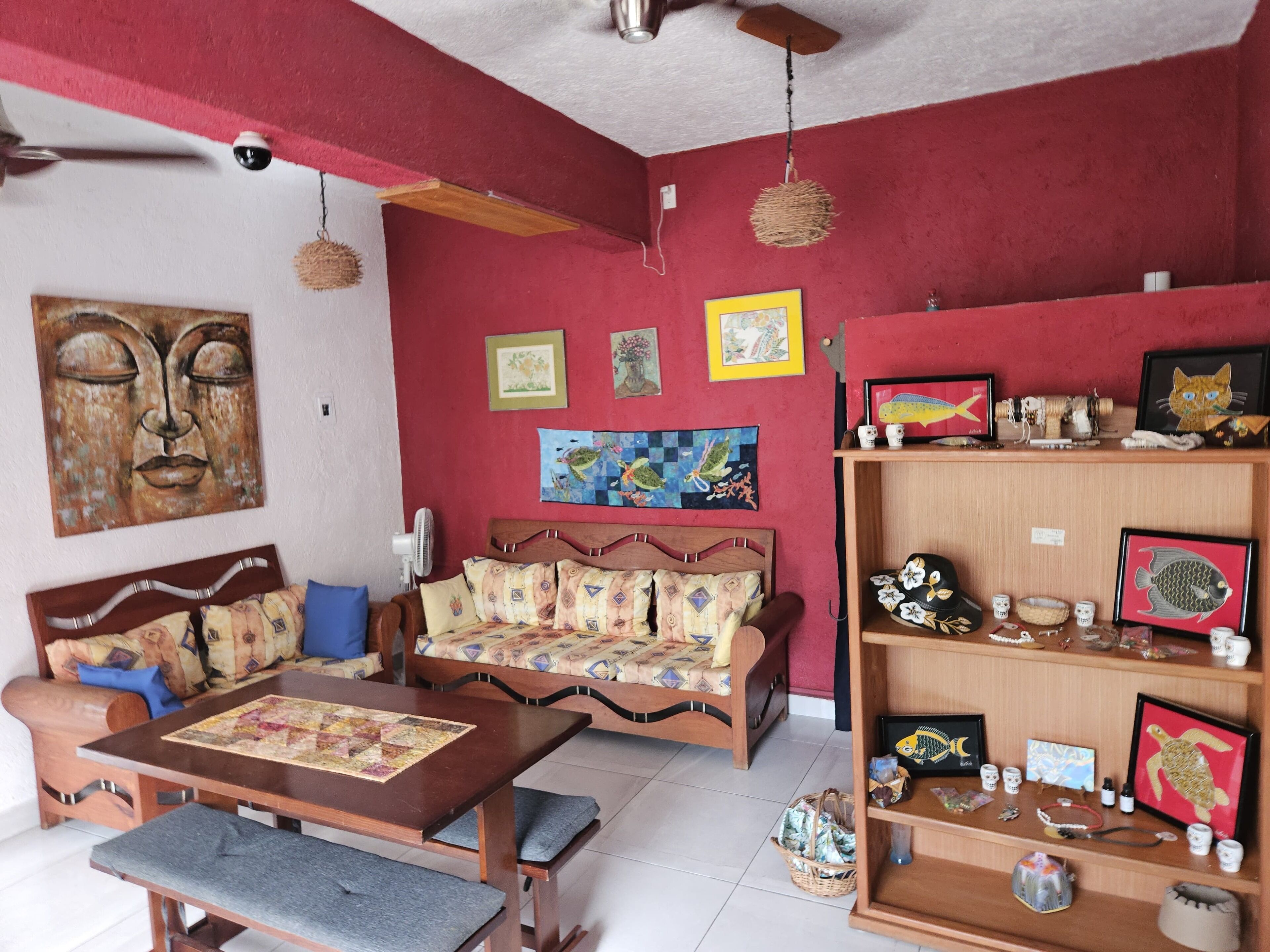 Una sala de estar con un sofá, una mesa de centro de madera y una estantería.