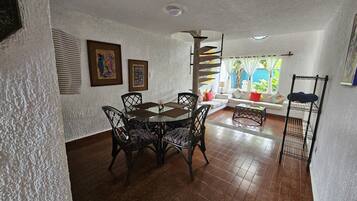 Apartment, 1 Bedroom, Kitchenette | In-room dining