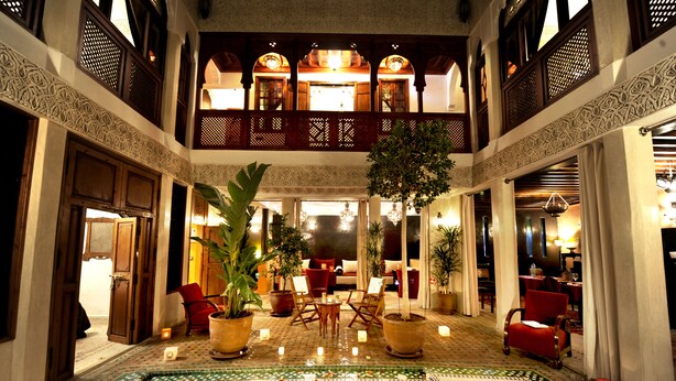 A lobby with a central pool, potted plants, and seating areas. - Riad Belle Époque (Marrakech)