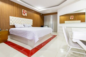 Suite ejecutiva, 1 cama de matrimonio grande | Colchones con acolchado adicional, caja fuerte, cortinas opacas